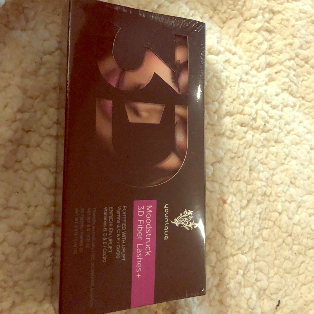 New in package Younique 3-D mood struck mascara